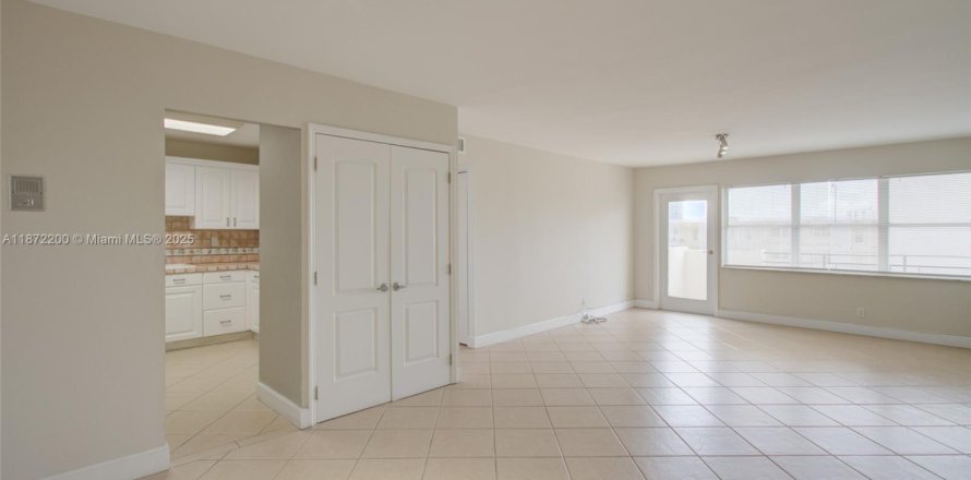 Condo in Hallandale Beach, Florida, 2 bedrooms  № 1897713