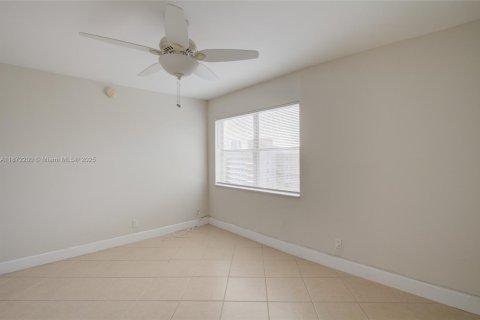 Condo in Hallandale Beach, Florida, 2 bedrooms  № 1897713 - photo 21