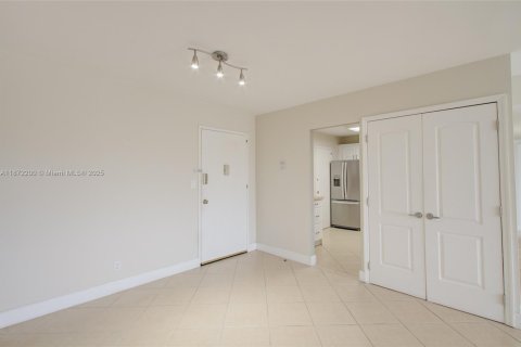 Condo in Hallandale Beach, Florida, 2 bedrooms  № 1897713 - photo 10