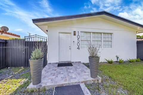 Commercial property in Pinecrest, Florida 231.14 sq.m. № 1887886 - photo 2