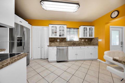 Commercial property in Pinecrest, Florida 231.14 sq.m. № 1887886 - photo 26