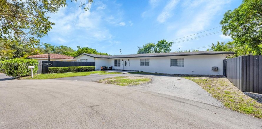 Commercial property in Pinecrest, Florida 231.14 sq.m. № 1887886