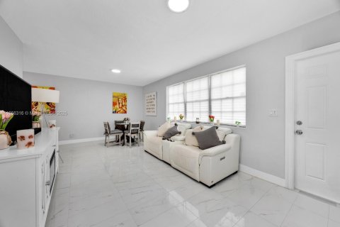 Commercial property in Pinecrest, Florida 231.14 sq.m. № 1887886 - photo 19