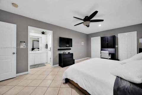 Commercial property in Pinecrest, Florida 231.14 sq.m. № 1887886 - photo 25