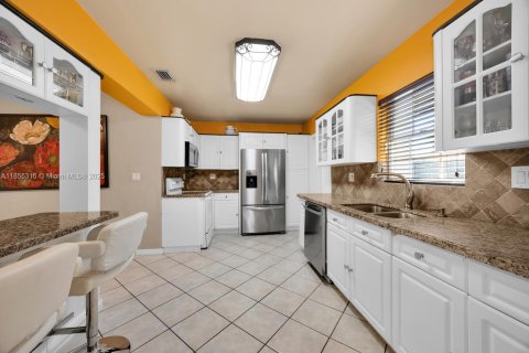 Commercial property in Pinecrest, Florida 231.14 sq.m. № 1887886 - photo 12