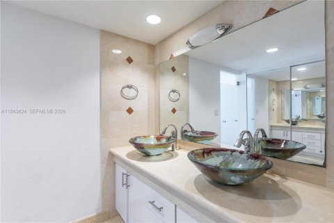 Condominio en venta en Sunny Isles Beach, Florida, 2 dormitorios, 126.07 m2 № 2000307 - foto 25