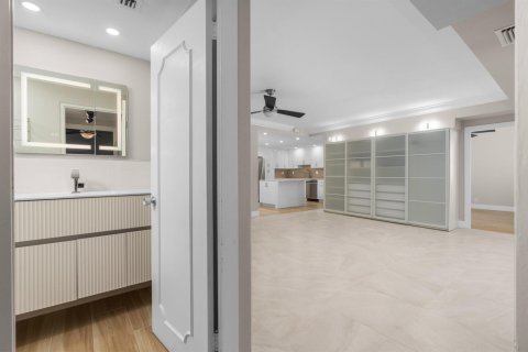 Condo in Fort Lauderdale, Florida, 2 bedrooms  № 2077547 - photo 22