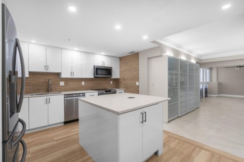 Condo in Fort Lauderdale, Florida, 2 bedrooms  № 2077547 - photo 17