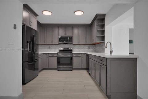 Villa ou maison à louer à Miami, Floride: 2 chambres, 103.31 m2 № 1922915 - photo 4