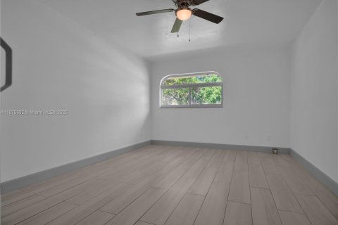 Villa ou maison à louer à Miami, Floride: 2 chambres, 103.31 m2 № 1922915 - photo 12