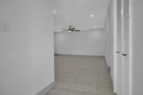 Villa ou maison à louer à Miami, Floride: 2 chambres, 103.31 m2 № 1922915 - photo 9