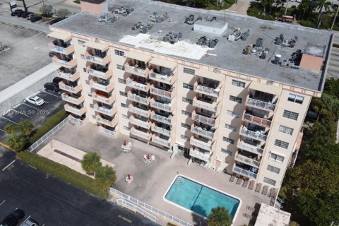 Copropriété à louer à Hallandale Beach, Floride: 1 chambre, 62.24 m2 № 1928482 - photo 12