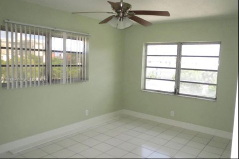 Copropriété à louer à Hallandale Beach, Floride: 1 chambre, 62.24 m2 № 1928482 - photo 10