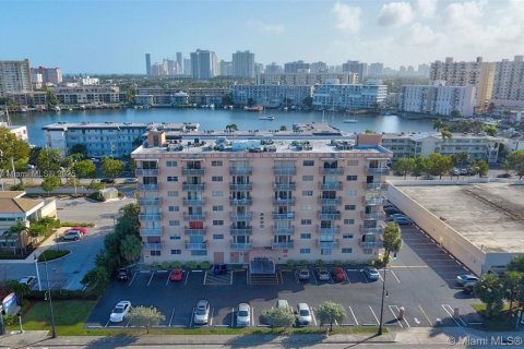 Copropriété à louer à Hallandale Beach, Floride: 1 chambre, 62.24 m2 № 1928482 - photo 1