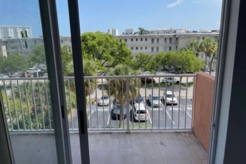 Copropriété à louer à Hallandale Beach, Floride: 1 chambre, 62.24 m2 № 1928482 - photo 3