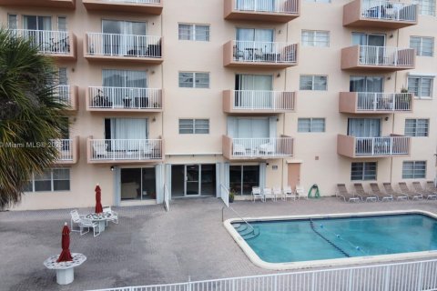 Copropriété à louer à Hallandale Beach, Floride: 1 chambre, 62.24 m2 № 1928482 - photo 13