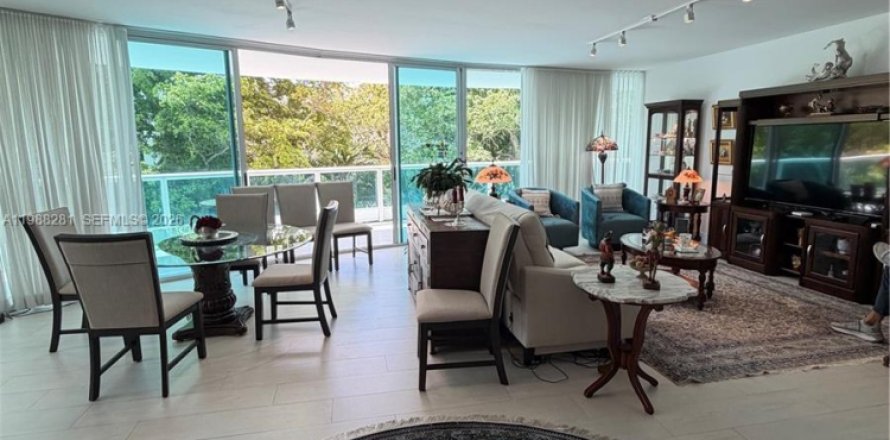 Кондоминиум с 2 спальнями в Майами, Флорида № 2050341