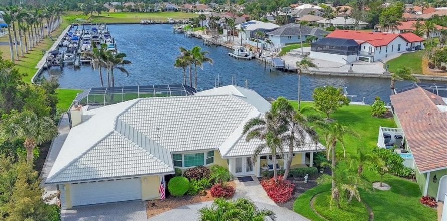 House in Englewood, Florida 3 bedrooms, 237.74 sq.m. № 1626278
