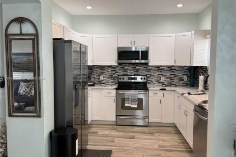 Снять в аренду таунхаус в Нейплс, Флорида 2 спальни, 118.17м2, № 2066660 - фото 15