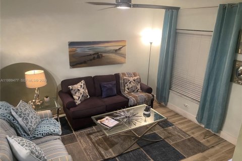 Снять в аренду таунхаус в Нейплс, Флорида 2 спальни, 118.17м2, № 2066660 - фото 8