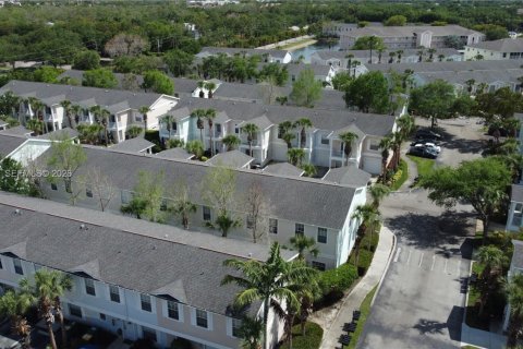 Снять в аренду таунхаус в Нейплс, Флорида 2 спальни, 118.17м2, № 2066660 - фото 3