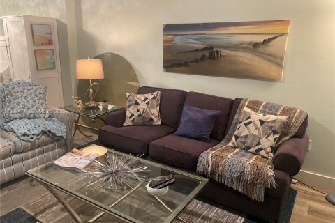 Снять в аренду таунхаус в Нейплс, Флорида 2 спальни, 118.17м2, № 2066660 - фото 7