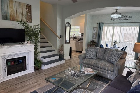 Снять в аренду таунхаус в Нейплс, Флорида 2 спальни, 118.17м2, № 2066660 - фото 4