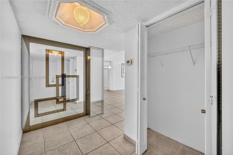 Condo in Miami Beach, Florida, 3 bedrooms  № 2025987 - photo 5