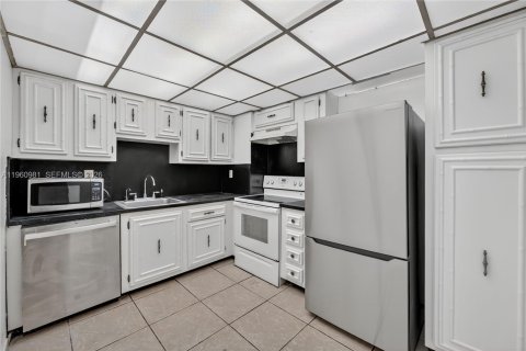 Condo in Miami Beach, Florida, 3 bedrooms  № 2025987 - photo 7