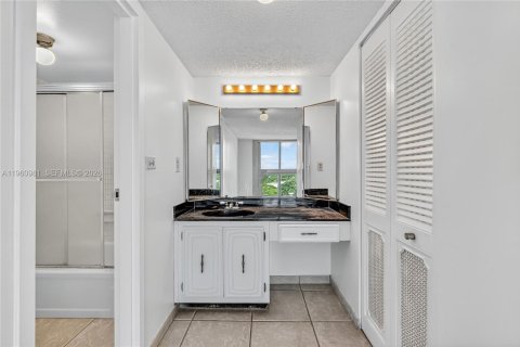Condo in Miami Beach, Florida, 3 bedrooms  № 2025987 - photo 8