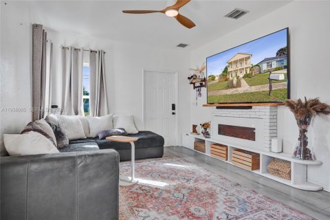 Villa ou maison à louer à West Palm Beach, Floride: 4 chambres, 183.57 m2 № 1995764 - photo 2