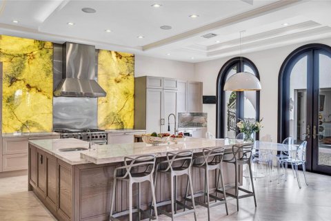 House in Miami, Florida 8 bedrooms, 924.56 sq.m. № 2082191 - photo 9