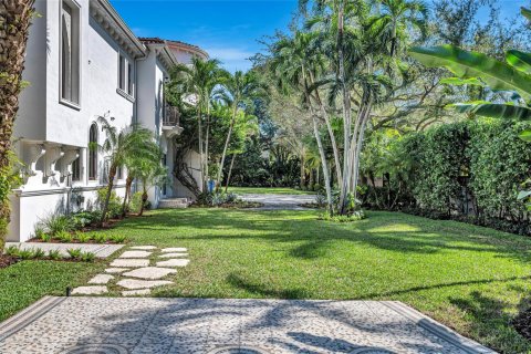House in Miami, Florida 8 bedrooms, 924.56 sq.m. № 2082191 - photo 12