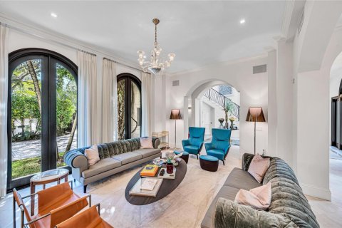 House in Miami, Florida 8 bedrooms, 924.56 sq.m. № 2082191 - photo 17