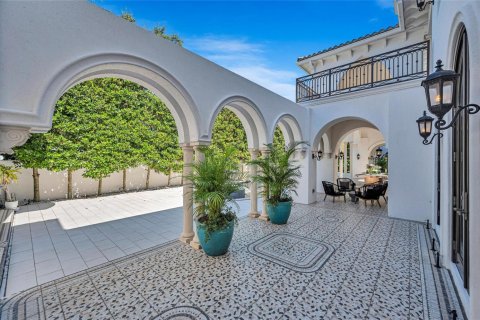 House in Miami, Florida 8 bedrooms, 924.56 sq.m. № 2082191 - photo 28