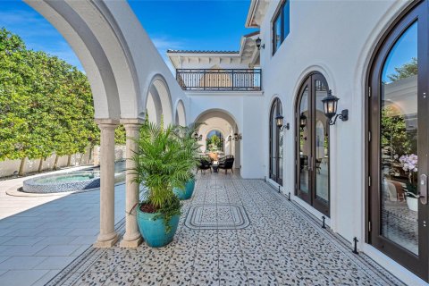 House in Miami, Florida 8 bedrooms, 924.56 sq.m. № 2082191 - photo 27