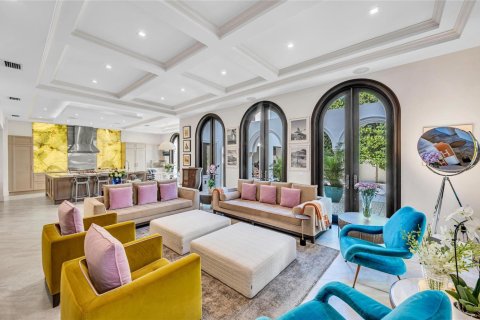 House in Miami, Florida 8 bedrooms, 924.56 sq.m. № 2082191 - photo 8