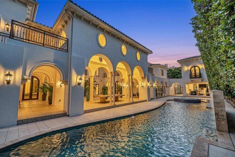 House in Miami, Florida 8 bedrooms, 924.56 sq.m. № 2082191 - photo 3
