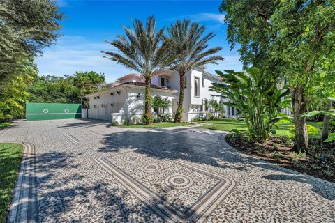 House in Miami, Florida 8 bedrooms, 924.56 sq.m. № 2082191 - photo 11