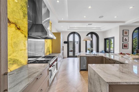 House in Miami, Florida 8 bedrooms, 924.56 sq.m. № 2082191 - photo 23