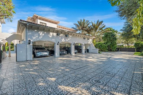 House in Miami, Florida 8 bedrooms, 924.56 sq.m. № 2082191 - photo 10