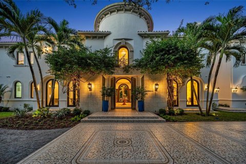 House in Miami, Florida 8 bedrooms, 924.56 sq.m. № 2082191 - photo 4