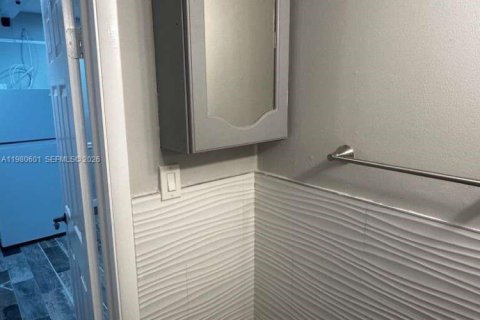 Propiedad comercial en alquiler en Miami, Florida, 1 dormitorio, 63.17 m2 № 2045139 - foto 12