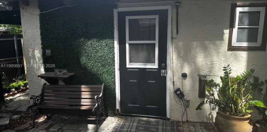 Propiedad comercial en Miami, Florida 1 dormitorio, 63.17 m2 № 2045139