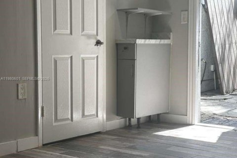Propiedad comercial en alquiler en Miami, Florida, 1 dormitorio, 63.17 m2 № 2045139 - foto 9