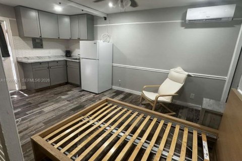 Propiedad comercial en alquiler en Miami, Florida, 1 dormitorio, 63.17 m2 № 2045139 - foto 2