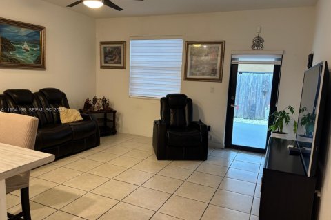 Villa ou maison à vendre à Miami, Floride: 4 chambres, 176.89 m2 № 2054989 - photo 4