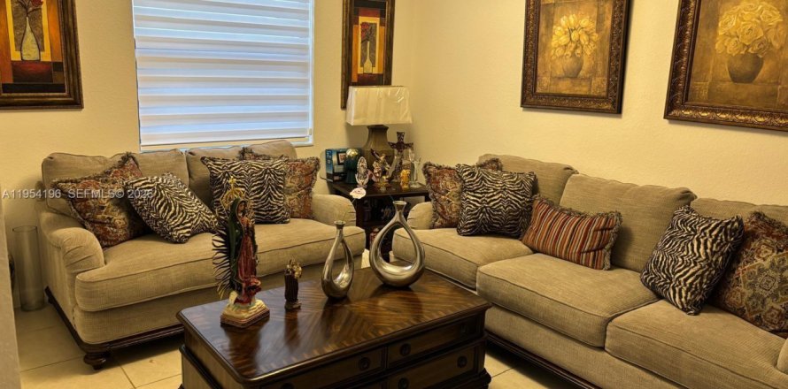 Villa ou maison à Miami, Floride 4 chambres, 176.89 m2 № 2054989