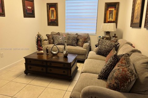 Villa ou maison à vendre à Miami, Floride: 4 chambres, 176.89 m2 № 2054989 - photo 2