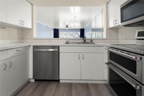 Condo in Naples, Florida, 2 bedrooms № 1976023 - photo 4